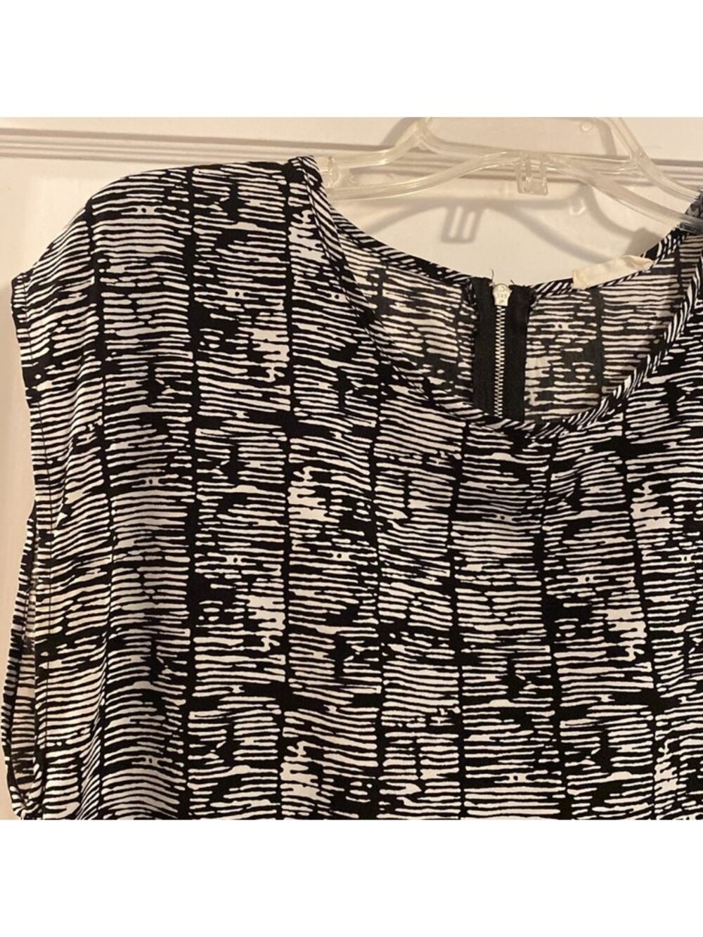 Black and White Top - Picture 2 of 3